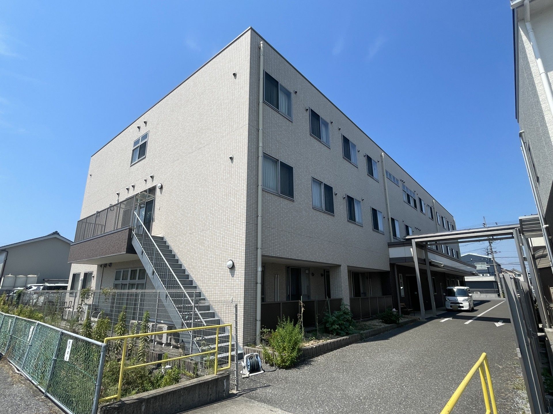 三階建ての建物外観