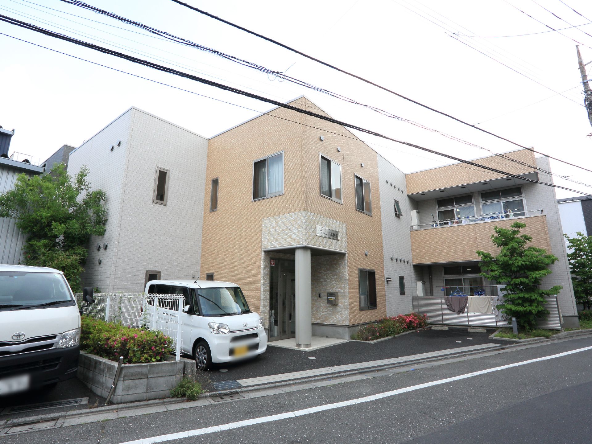 施設の裏手には新河岸川が流れていて、すぐ隣には大きな公園がある。また荒川も近く自然豊かな場所となっている。