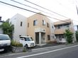 施設の裏手には新河岸川が流れていて、すぐ隣には大きな公園がある。また荒川も近く自然豊かな場所となっている。