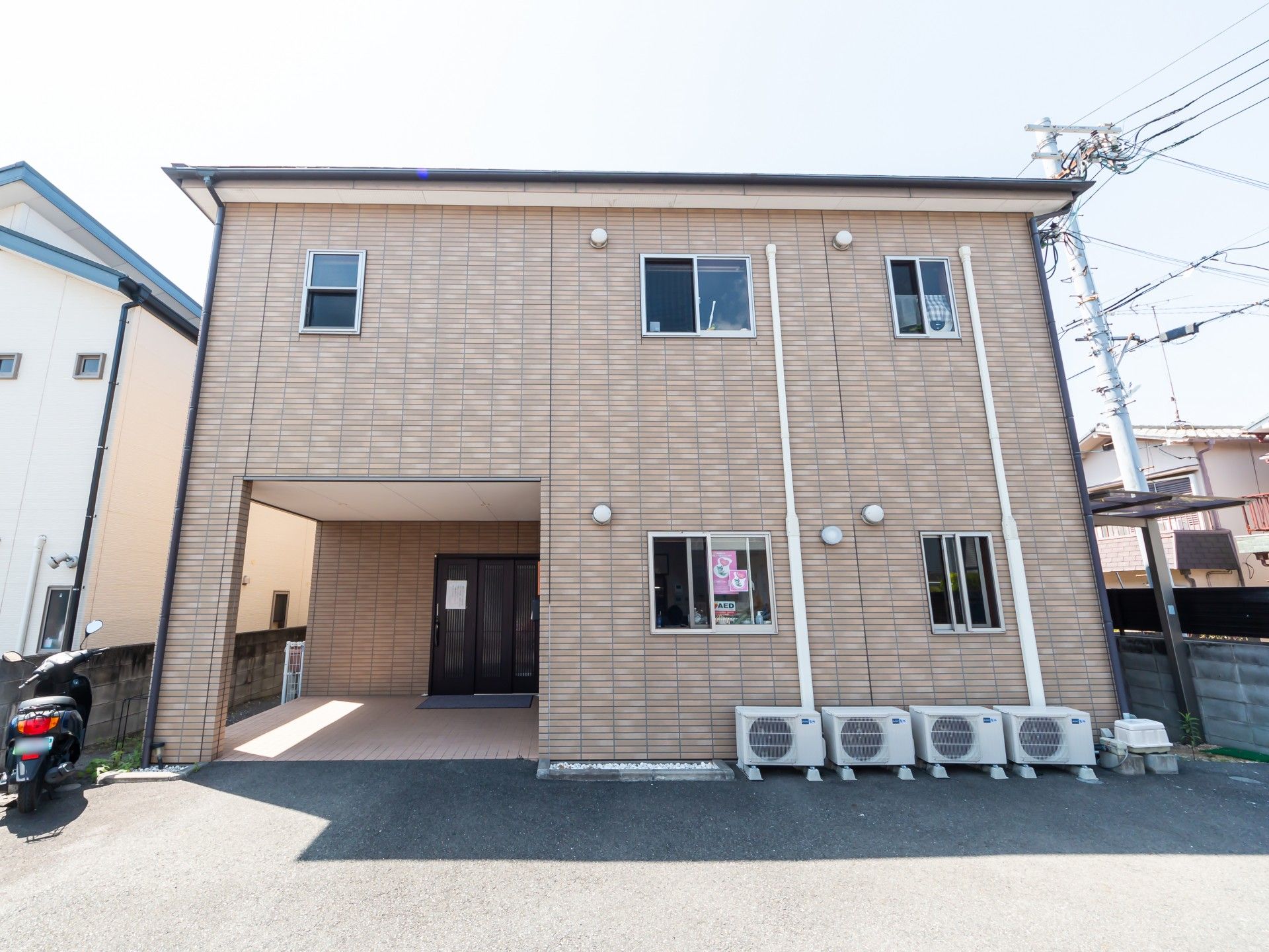 明るい外観の建物