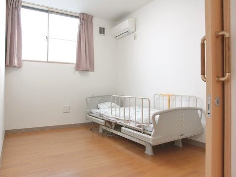 空調設備、電動ベッド、腰高窓を備えた居室である。窓は高い場所に位置し、自然光を十分に取り込むことができるため、大変明るい部屋である。