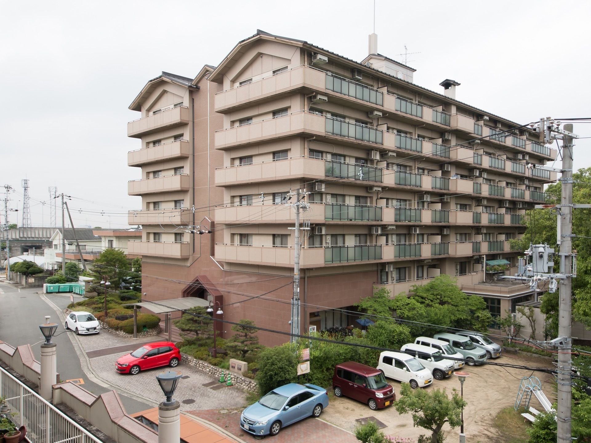 施設の建物の南側にはルーフバルコニーがある。柵はスリガラスになっており、明るく圧迫感のない空間になっている。