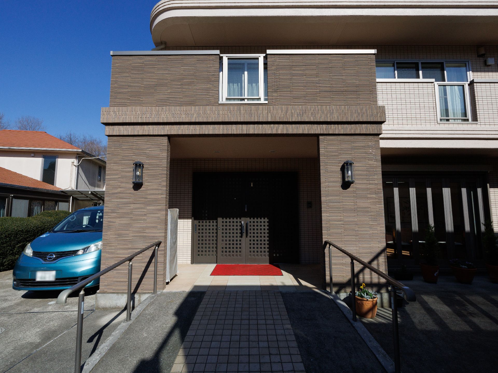 介護施設の前にある、整備されている道路