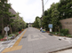 安全な道路と緑豊かな施設外観