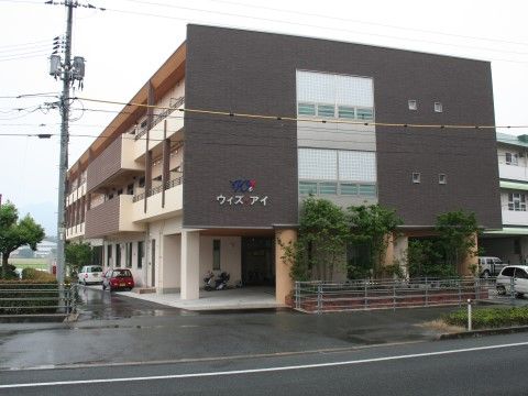 施設は幅の広い道路に面しており、車でのご来訪もしやすい環境となっている。施設前には歩道も設置されている。