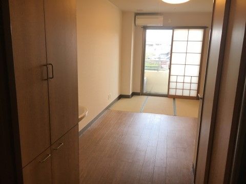 フローリングの床のほか、畳のスペースももうけられた入居者様の居室である。居室は完全個室となっている。エアコンも完備している。