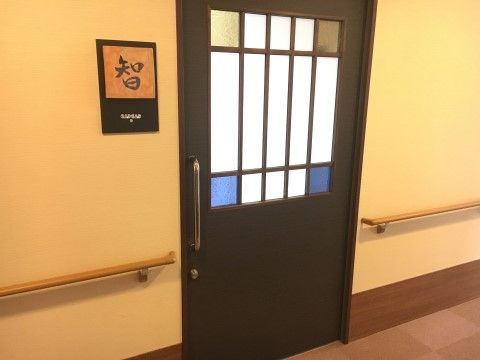 居室の入り口は開閉のしやすいスライド式のドアとなっている。入居者様のプライベートをしっかりと守っている。