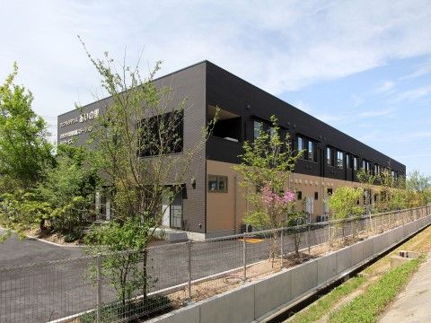 施設は黒と茶色を基調とした、２階建てのコンパクトな建物である。建物の側壁に、施設の名称と目的が表示されている。