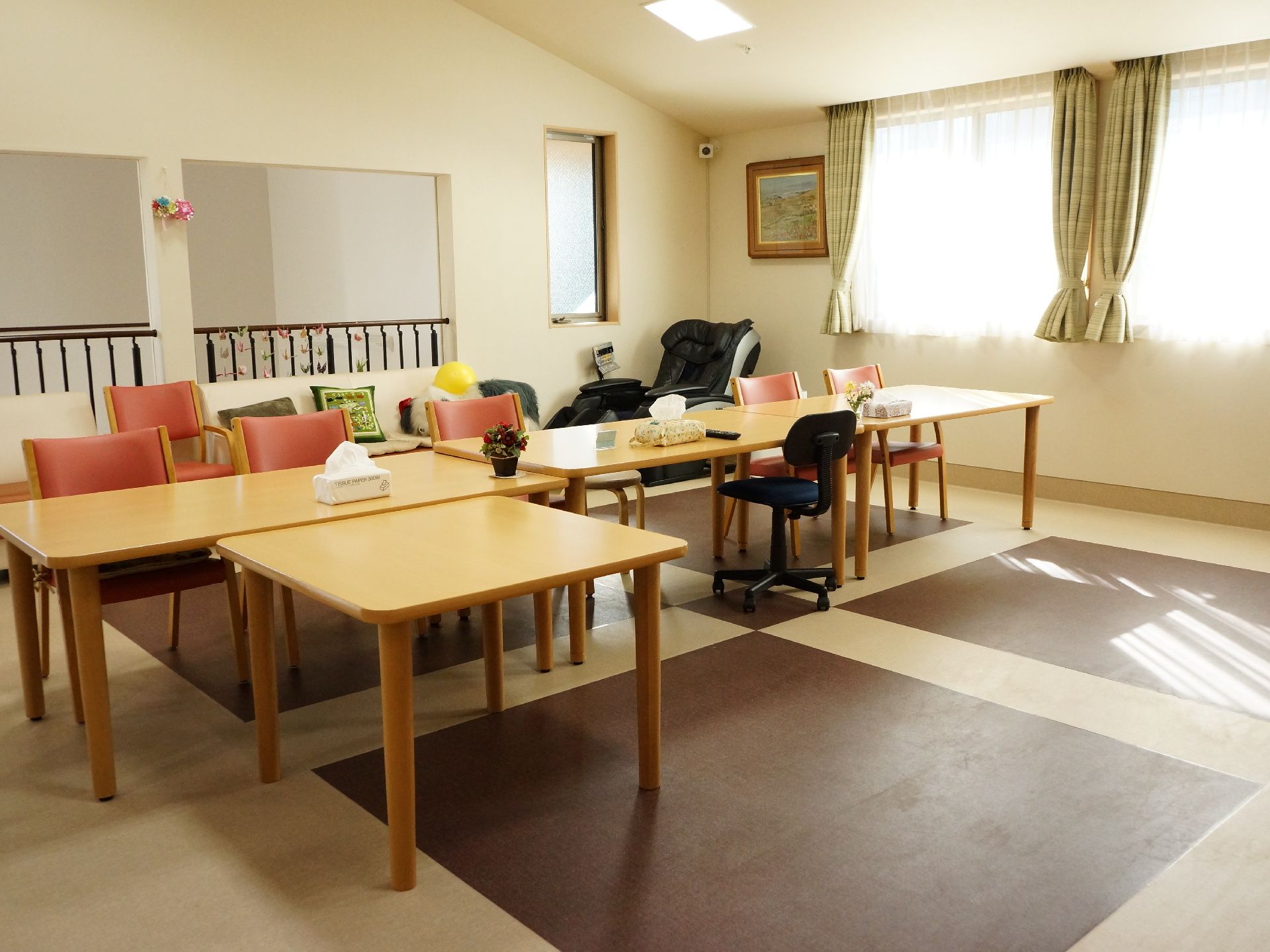 食堂の隅にはマッサージチェアが設置されている。腰や肩が痛い・悪い高齢の利用者がいつでもゆっくりと使える。