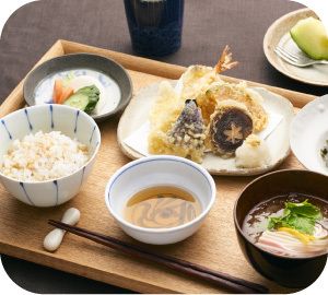 天ぷらの盛り合わせとうどんと炊き込みご飯のセット