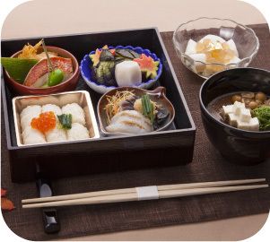 いくらののったご飯や、茄子や里芋の煮物と、豆腐となめ茸の味噌汁