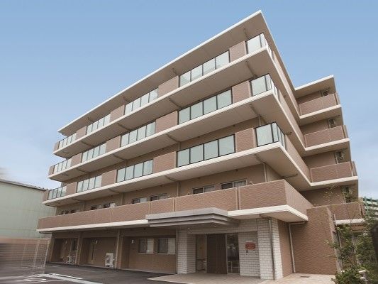 「ニチイホーム川口」の外観。マンションのような都会的な見た目。