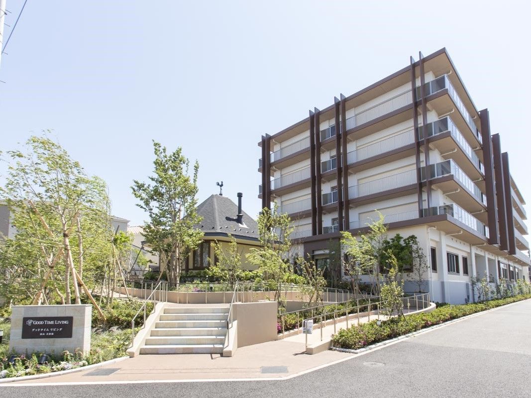 施設の建物は5階建てで、クリーム色と茶色を基調としている。敷地内には大小さまざまな植栽が植えられている。