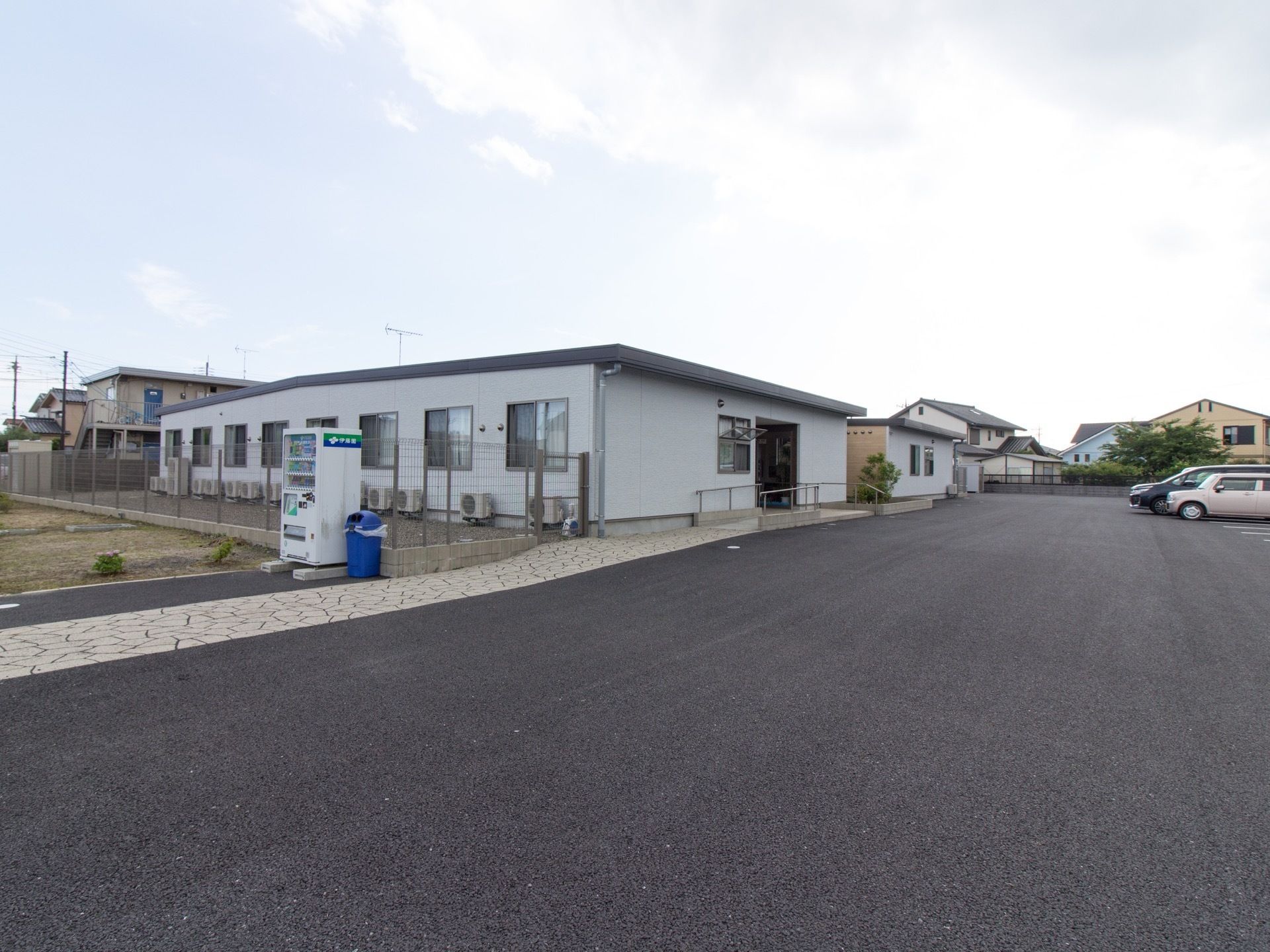 広い土地に余裕を持って造られた施設である。平屋建てで玄関入口は緩やかなスロープがある。施設前には自動販売機がある。