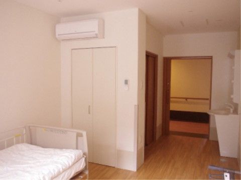 ホワイトを基調とした部屋は明るい印象である。独立洗面台があり、手洗い、歯磨きなどのほか、鏡の前に立って身支度をする時にも利用できる。