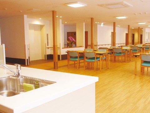 通路は木製の柱で仕切ってある。柱側に一列テーブルを並べ、通路を挟んでもう一列テーブルセットを並べている。