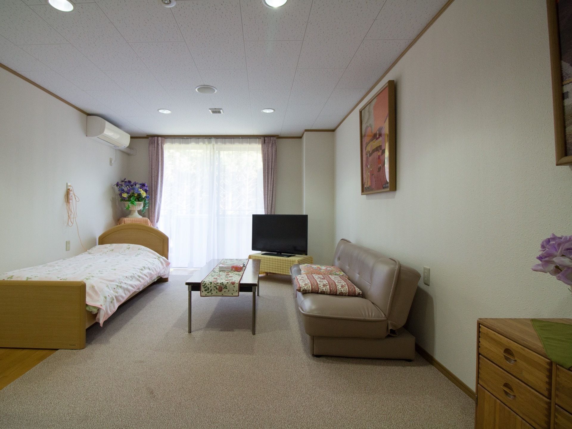 空調設備が完備された個室になっている。大きなベッドが置かれていて、壁にはナースコールが設置されている。