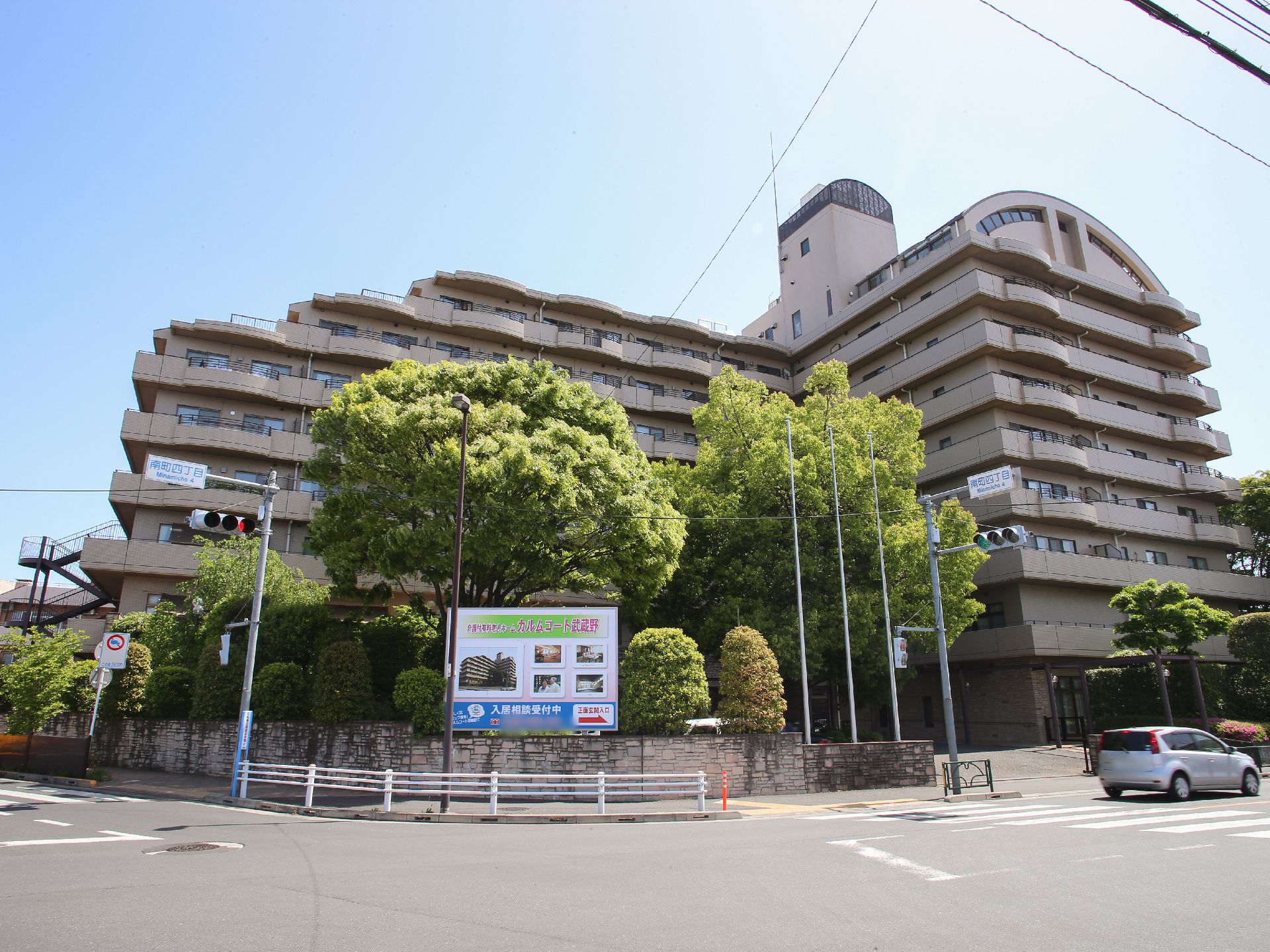 RC造の建物で、植栽もさまざまである。道路からのアクセスもよくエントランス側に車で乗り入れることも出来る。