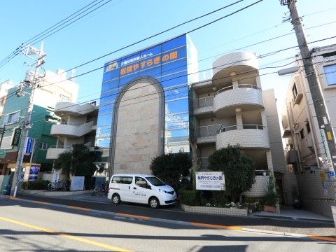 「板橋やすらぎの園 本館」の外観。建物の周辺に緑を配している。