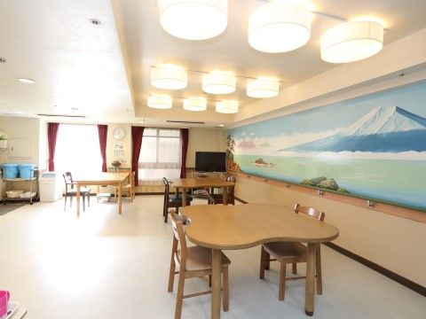 「板橋やすらぎの園 本館」のダイニング。富士山が書か描かれている。