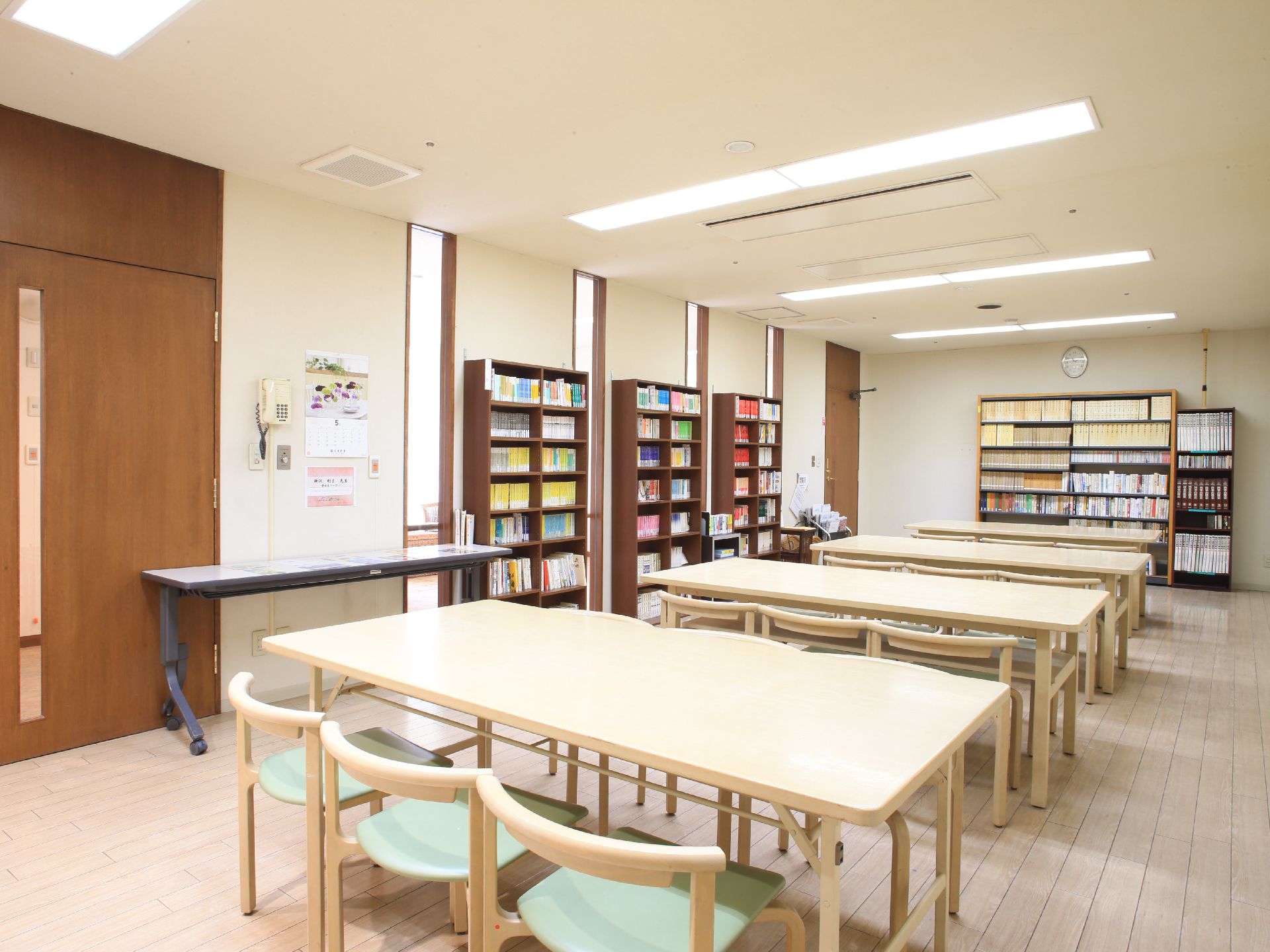 アトリエは、読書、陶芸など色々な用途で使用され、趣味を通じて利用者様の繋がりができ、話題も生まれる。室内のテーブルや椅子が優しい色合い。