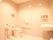 照明によって明るさをキープする事の出来るトイレルームは、全体がタイル張りになっていて掃除も行き届いている。
