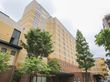 施設外観は、階層がかなり高いところまであることが分かり、多くの入居者がこの施設を利用している様子がうかがえる。