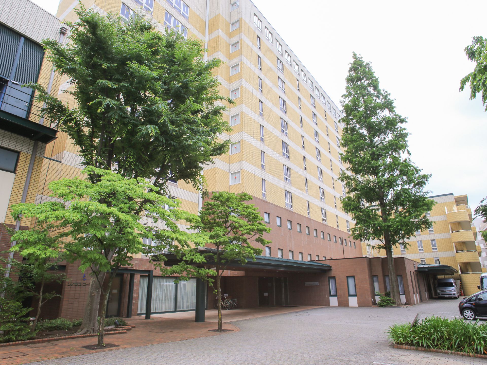 施設の周りには大木など、自然色豊かな風景が観察でき、入居者にとっても環境の良いところに住んでいる実感を持てる。
