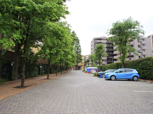 駐車場も広め