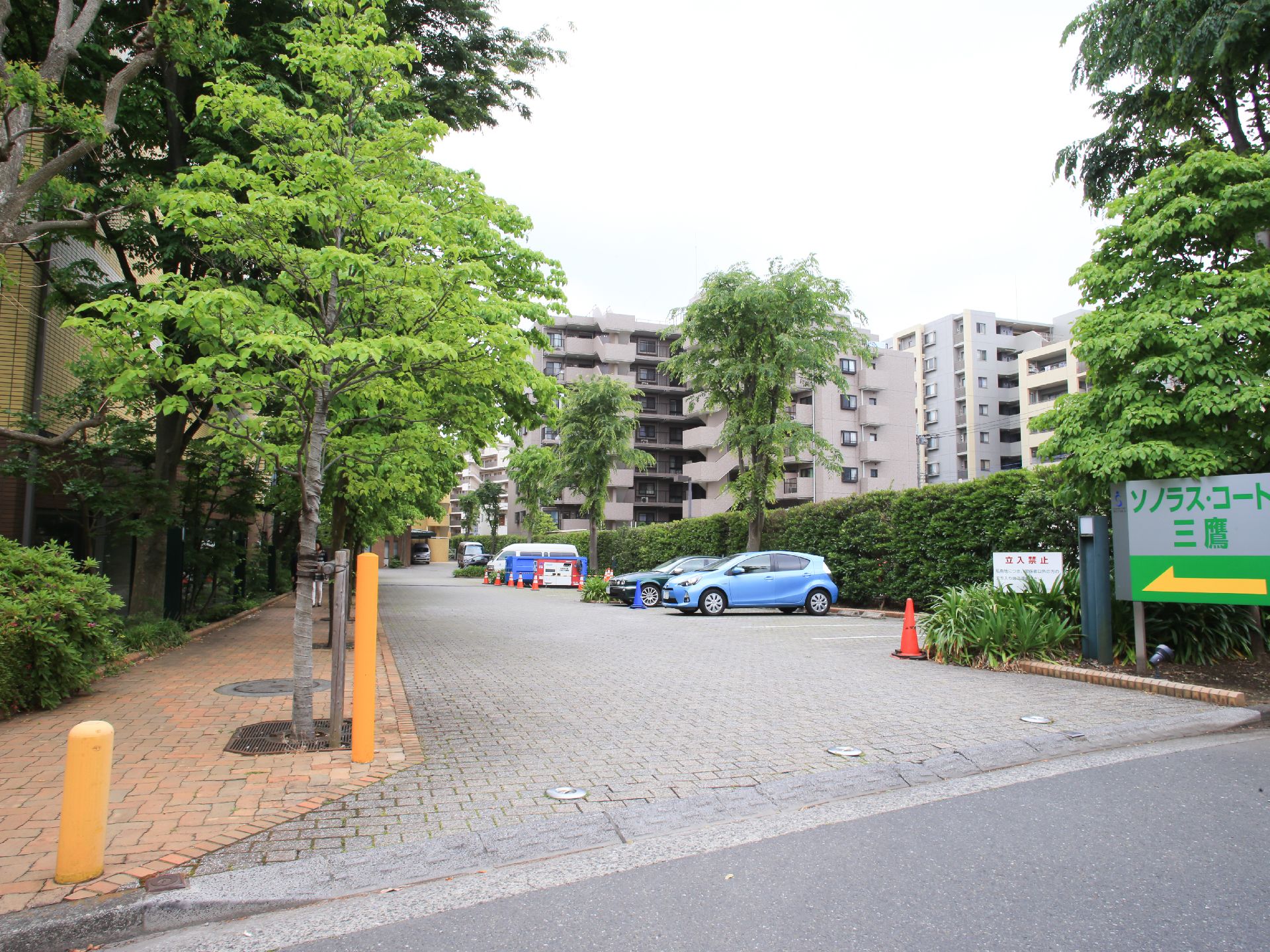 施設に車で来場した場合、施設名が書かれた看板と案内矢印が目立つところにあるので、迷うことなく駐車できる。