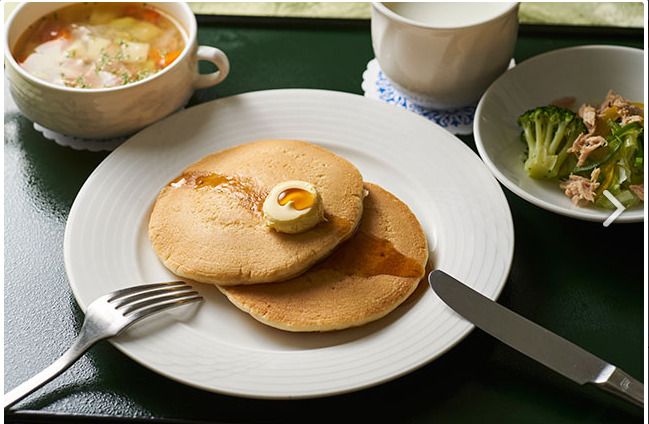 バターとはちみつをのせたパンケーキ