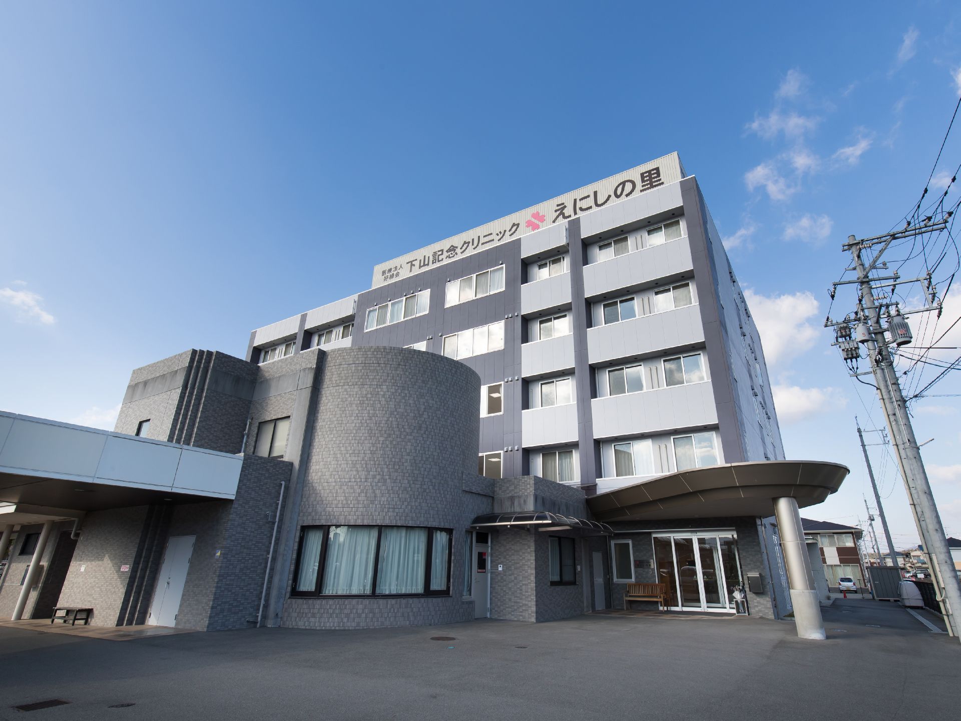 ５階建ての建物で、玄関の上には大きなひさしが設けられている。施設前の路面はアスファルト舗装され、玄関近くまで車を寄せられるようになっている。