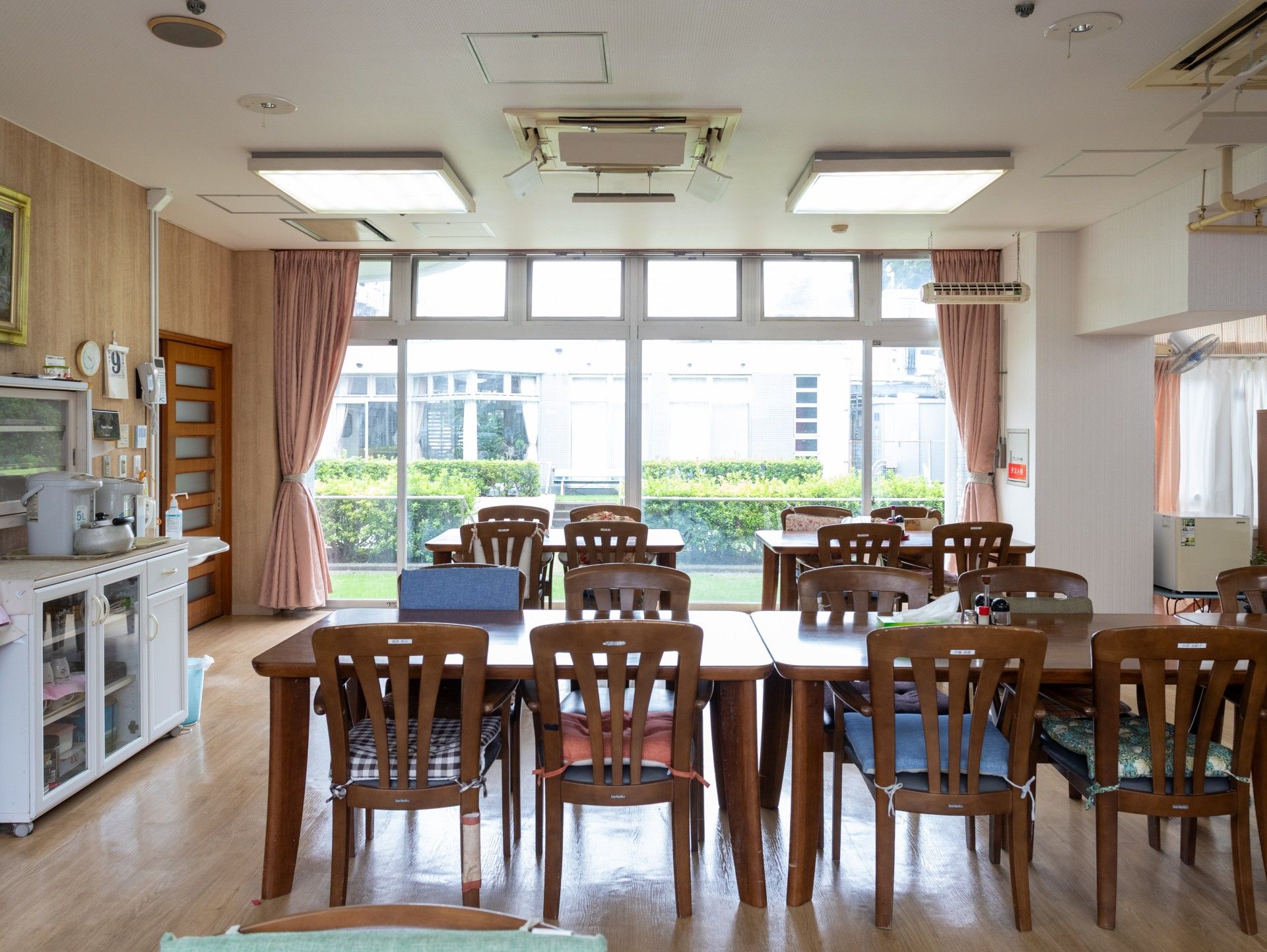 日差しが差し込む食堂