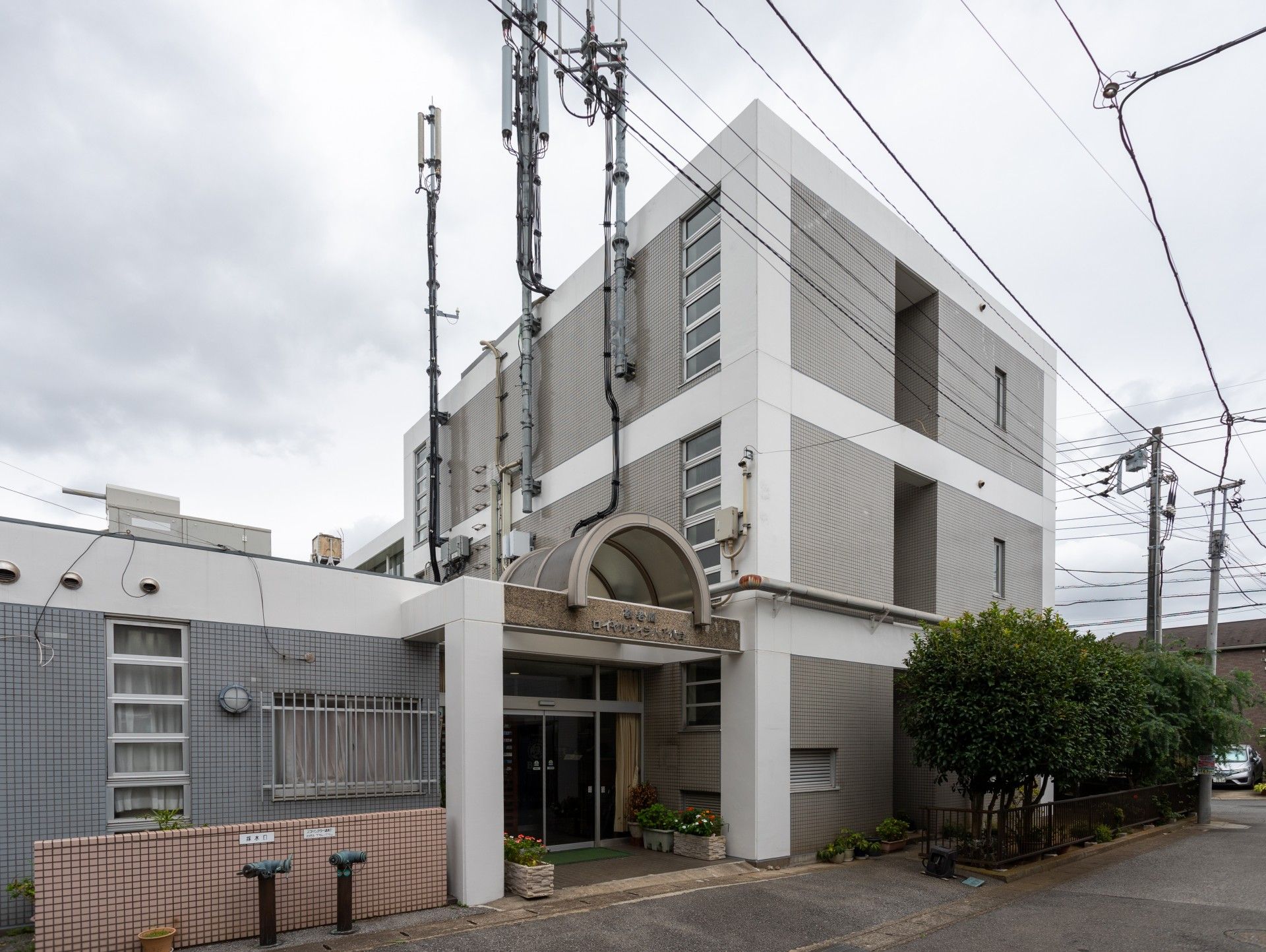 落ち着いた外観の建物