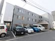 駐車場を完備した２階建ての施設である。閑静な住宅地に立地しながらも商業施設が点在しており、買い物に不便がない。
