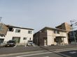 施設建物前には駐車場を完備している。ブラウン系の色調で、一般住宅のようなスタイリッシュな外観である。