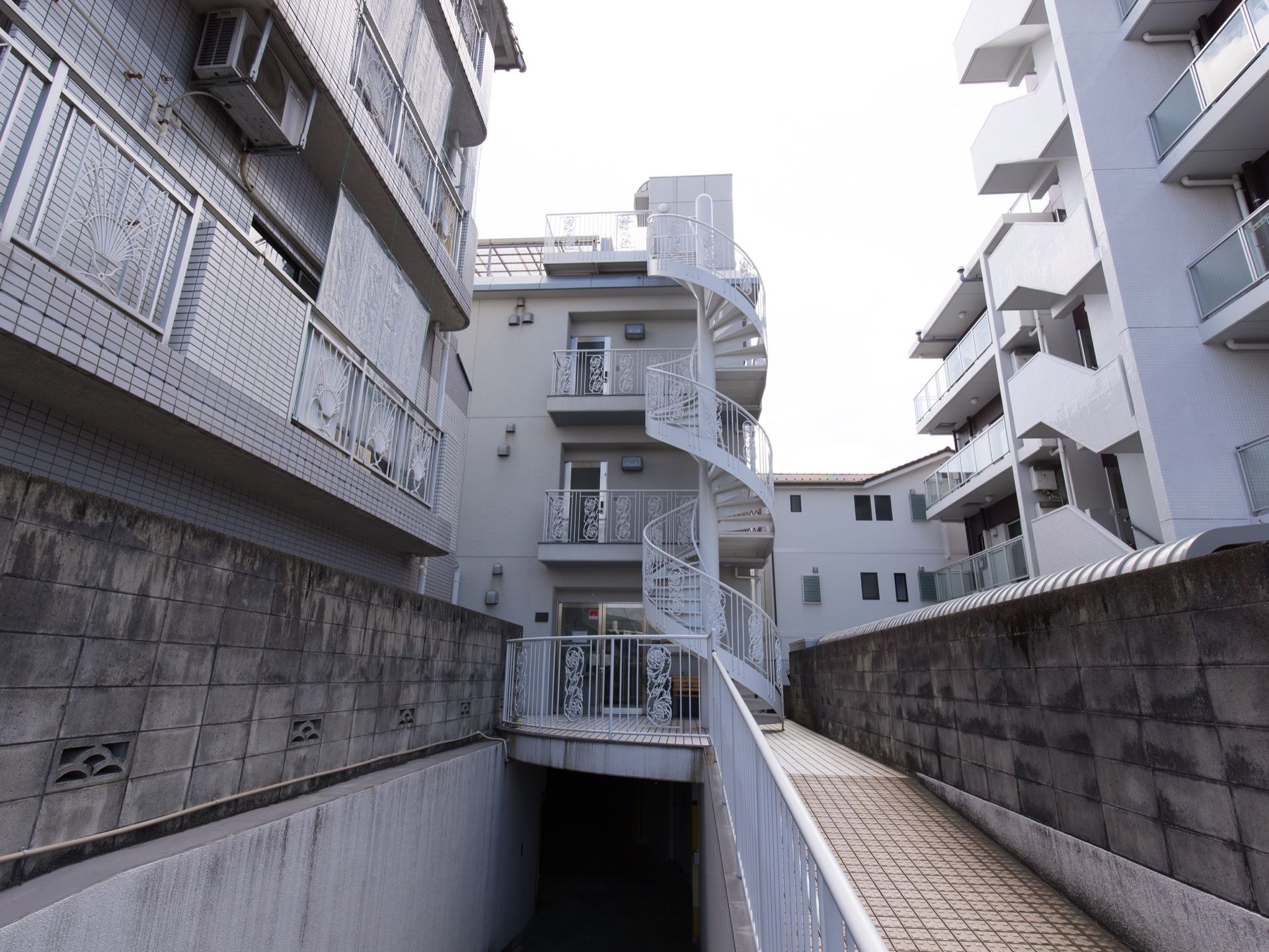 らせん階段が備えつけられた、3階建ての施設である。館内へと続く通路は、なだらかなスロープになっている。