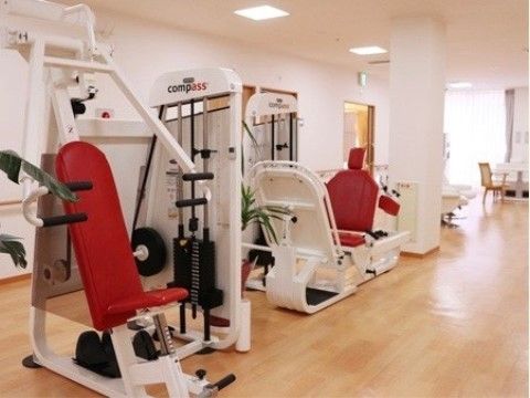 広く明るい室内には、数種のリハビリマシンが設置されている。床は木目調になっており、窓際にはソファーやテーブルがおかれている。