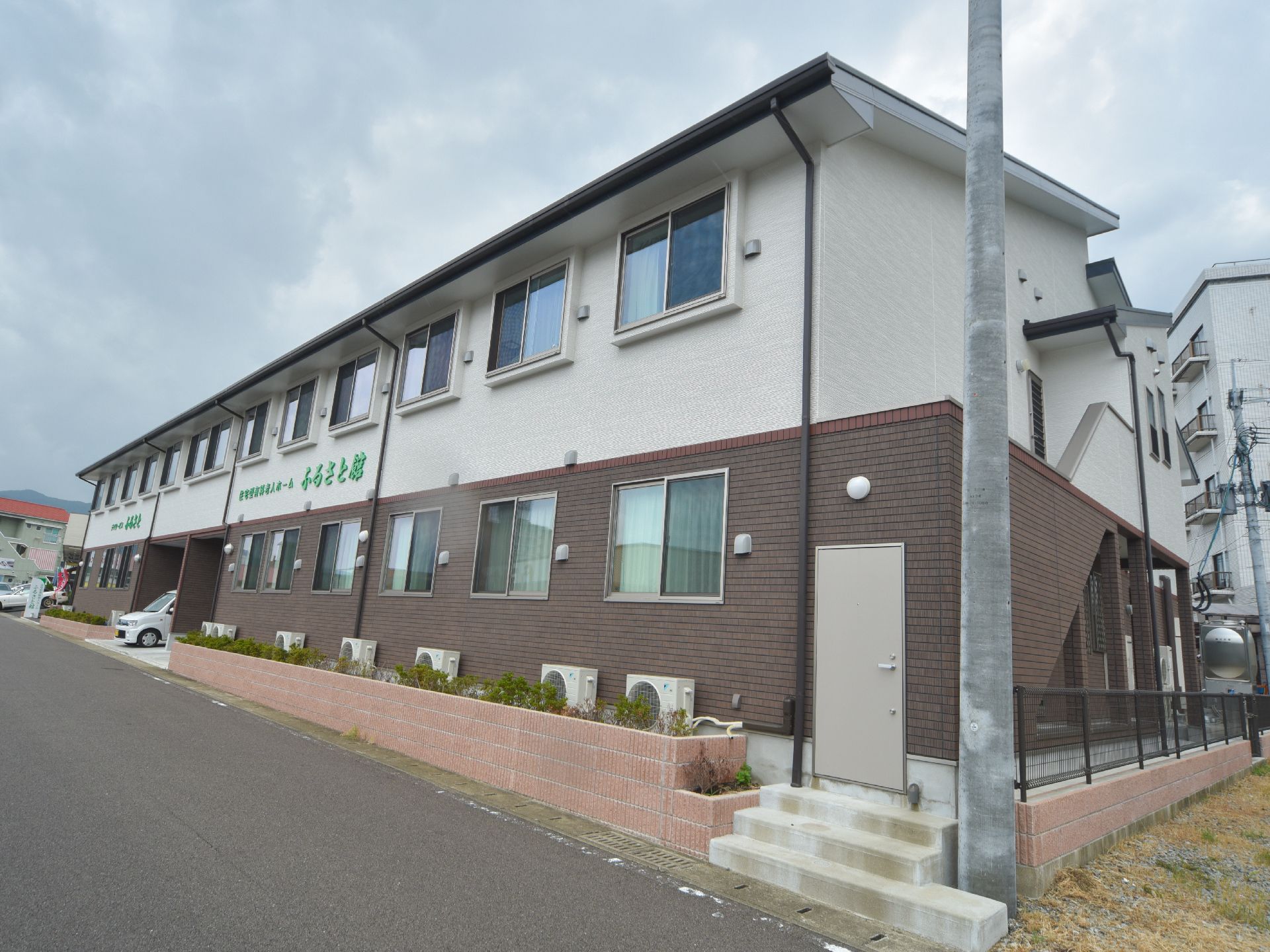 二階建ての建物で、一階部分はレンガ、二階部分は白い壁である。窓はすべて腰高窓で、二階部分の窓は少し出っ張っている。