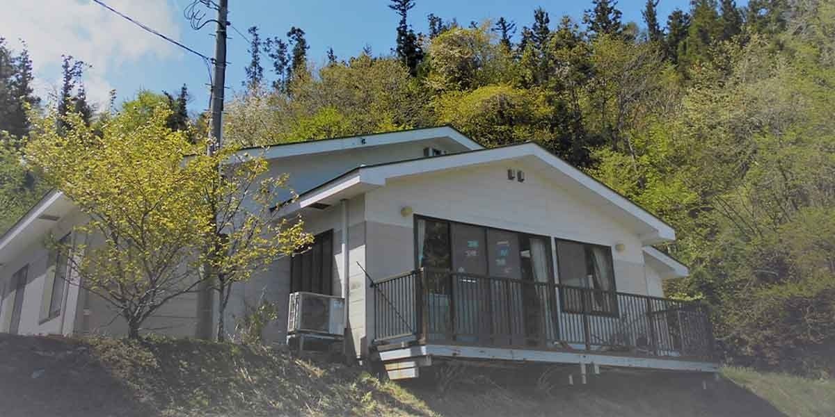 緑に囲まれた建物の外観