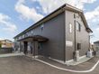 ２階建てで、壁には施設名が書かれた看板が設置されている。玄関部分には屋根がついていて、雨の日の出入りに便利である。