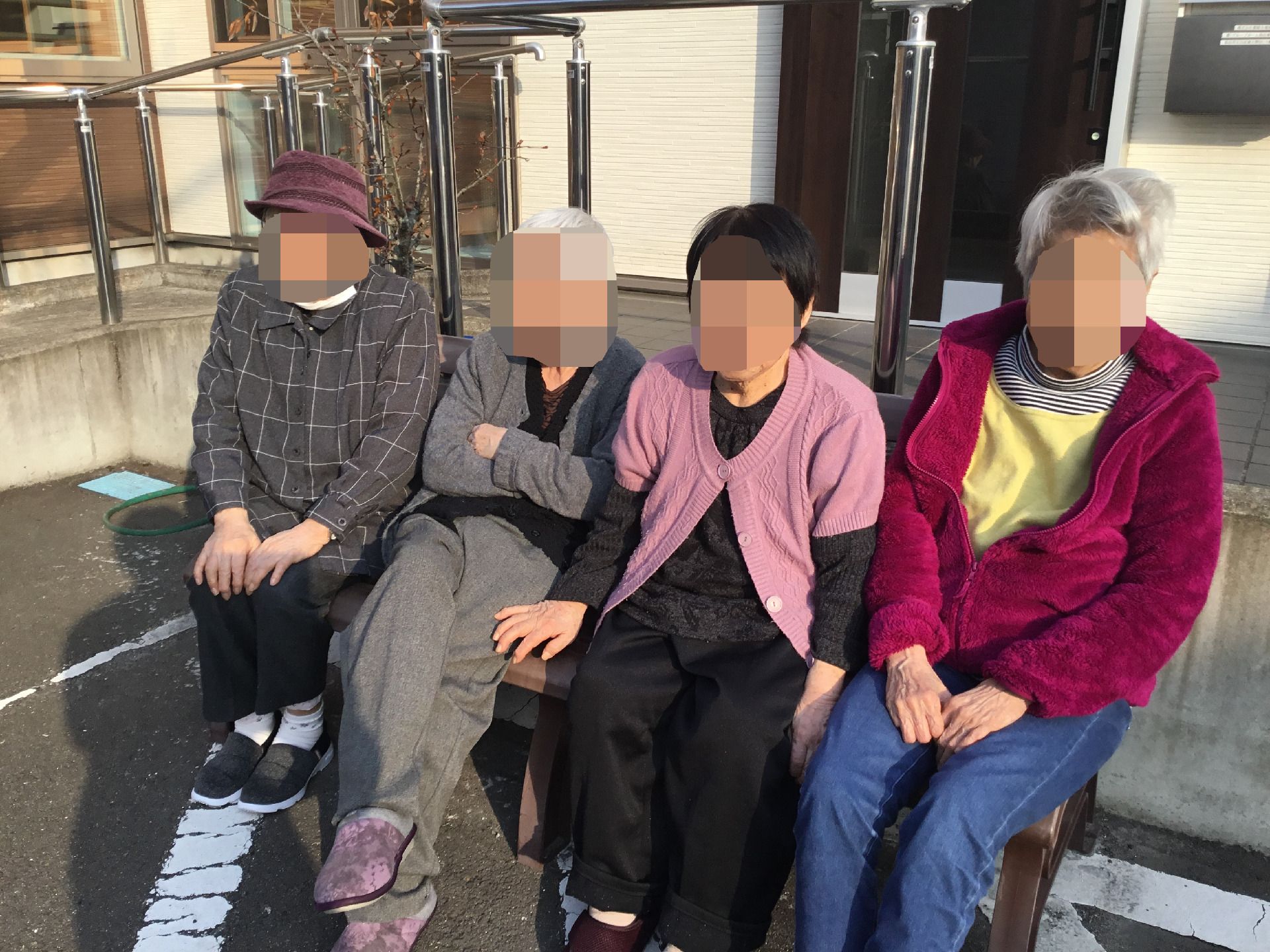 女性ケアマネジャーの話を聞く白髪の高齢女性