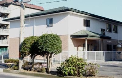 明るい外観の建物