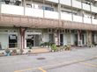 ホーム敷地内に、アスファルトで舗装された駐車場が完備されている。建物の２階以上の部分には、ベランダが設けられている。
