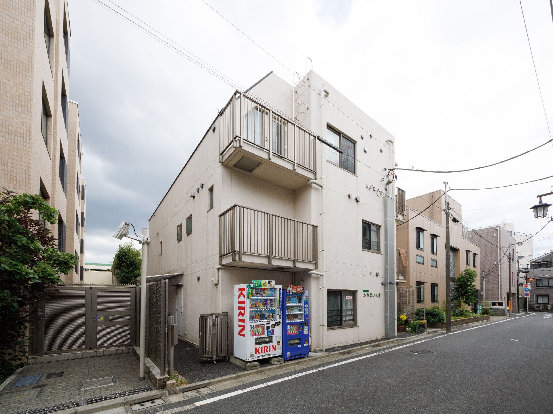 車椅子の人でも楽に移動できるように段差を排除した介護施設の外観