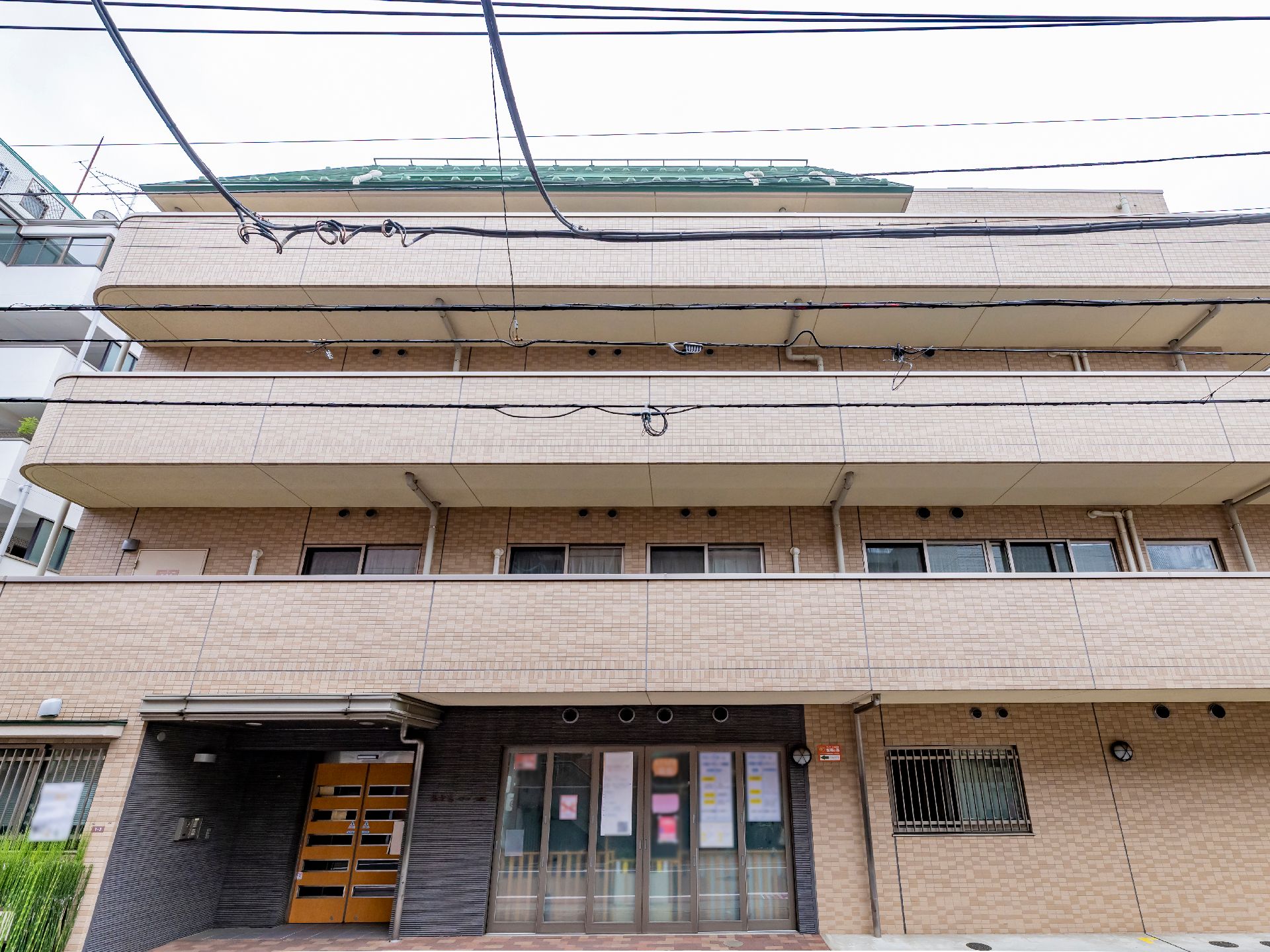 色合いやたたずまいが高級マンションのように見える施設の外観