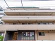 色合いやたたずまいが高級マンションのように見える施設の外観