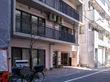近隣に駐車場が設置されている介護施設の外観