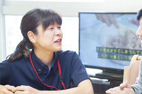 笑顔で会話するスタッフ