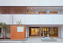 明るい入口の建物外観